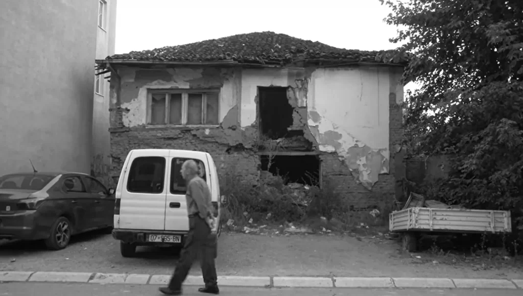 “Qesh i lumtun kur të pashë” nga Diona Kusari